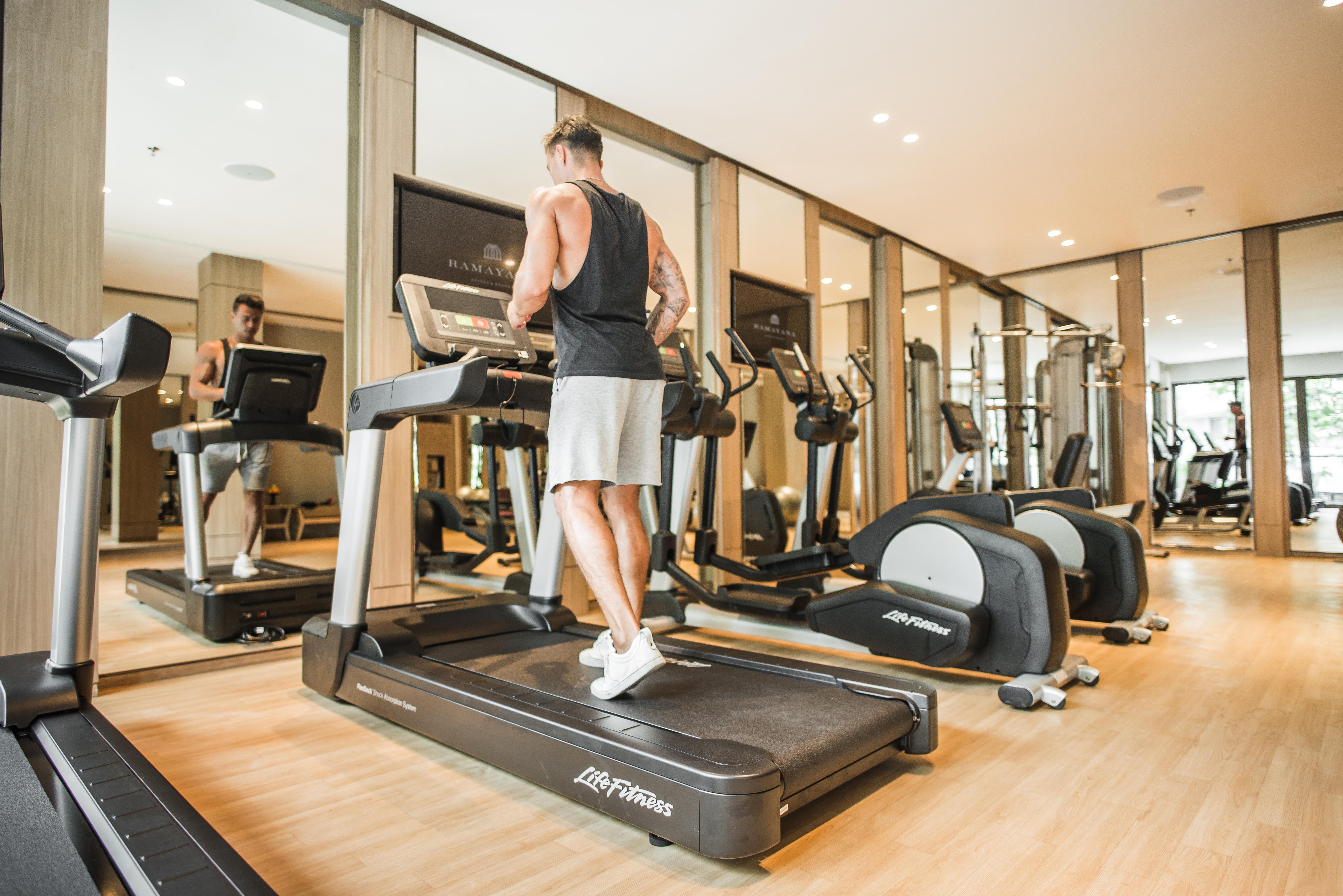 קוטה לומבוק Ramayana Suites And Resort מראה חיצוני תמונה A treadmill