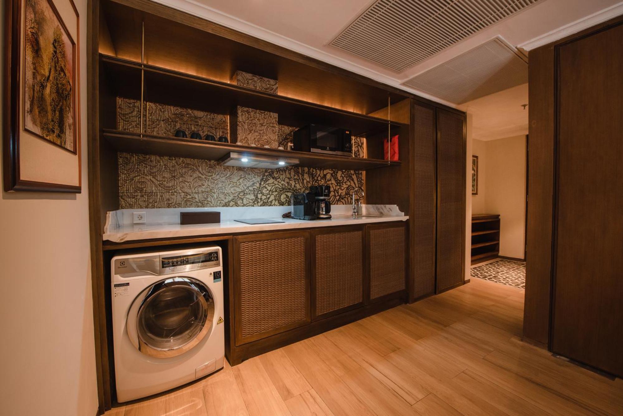 קוטה לומבוק Ramayana Suites And Resort מראה חיצוני תמונה A laundry room in a hotel