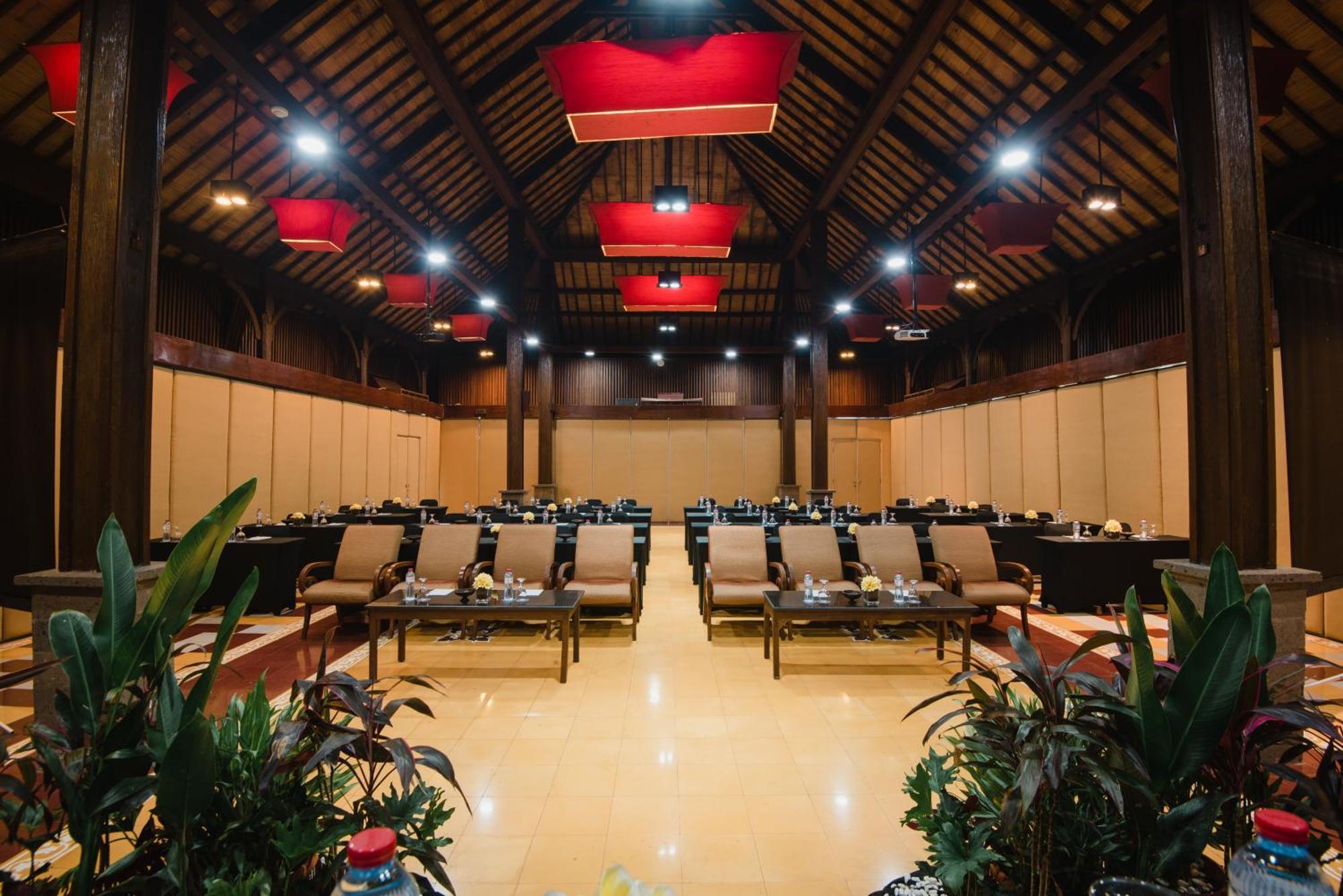 קוטה לומבוק Ramayana Suites And Resort מראה חיצוני תמונה The interior of the main hall