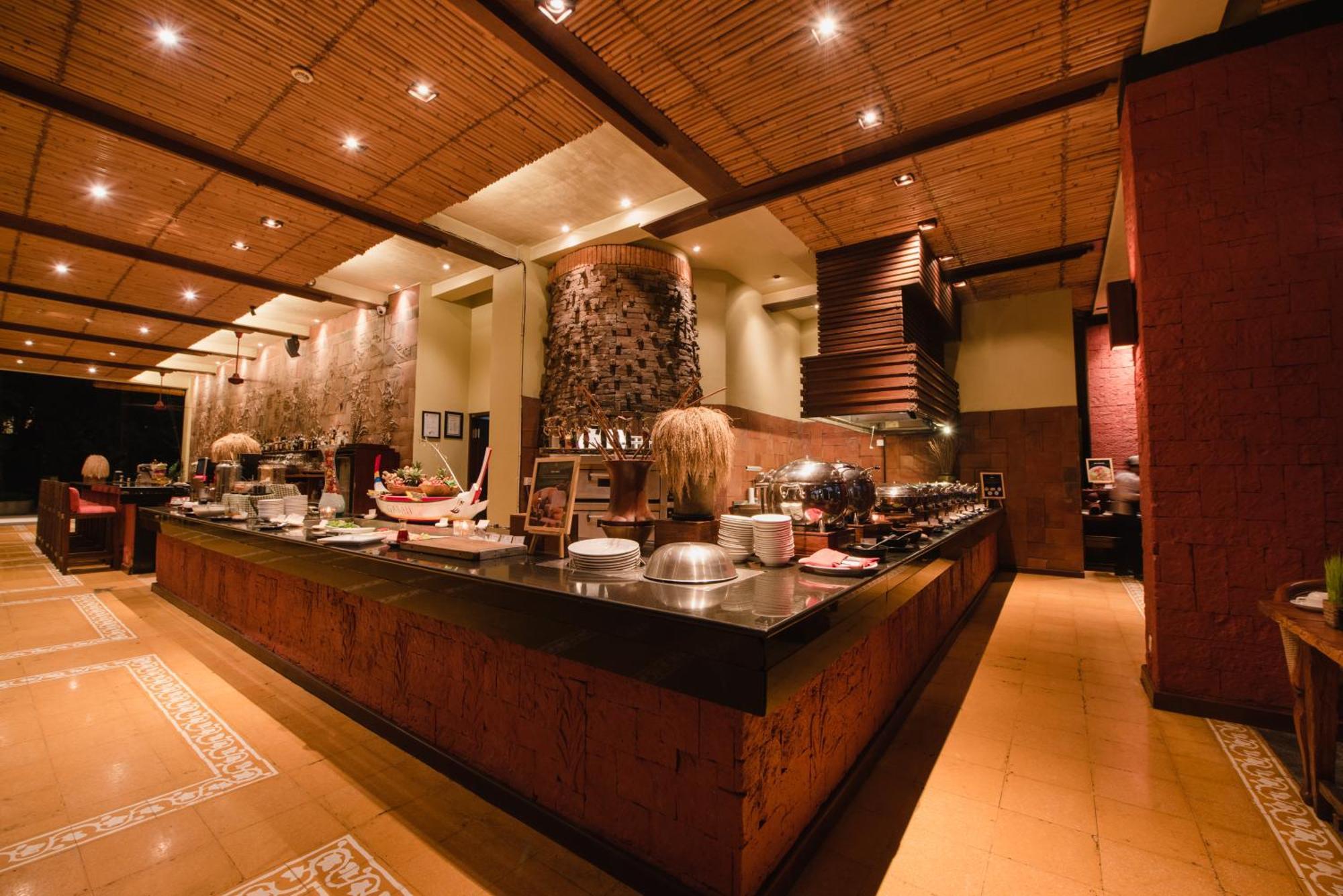 קוטה לומבוק Ramayana Suites And Resort מראה חיצוני תמונה The restaurant at the Taj Bengal