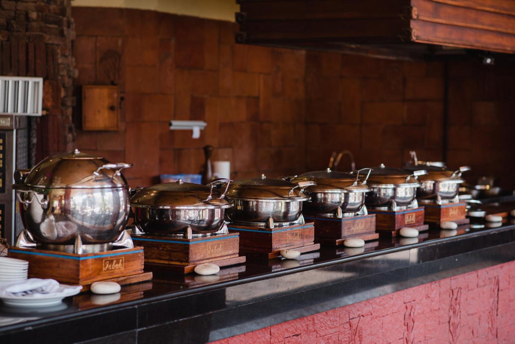 קוטה לומבוק Ramayana Suites And Resort מראה חיצוני תמונה A row of chafing dishes