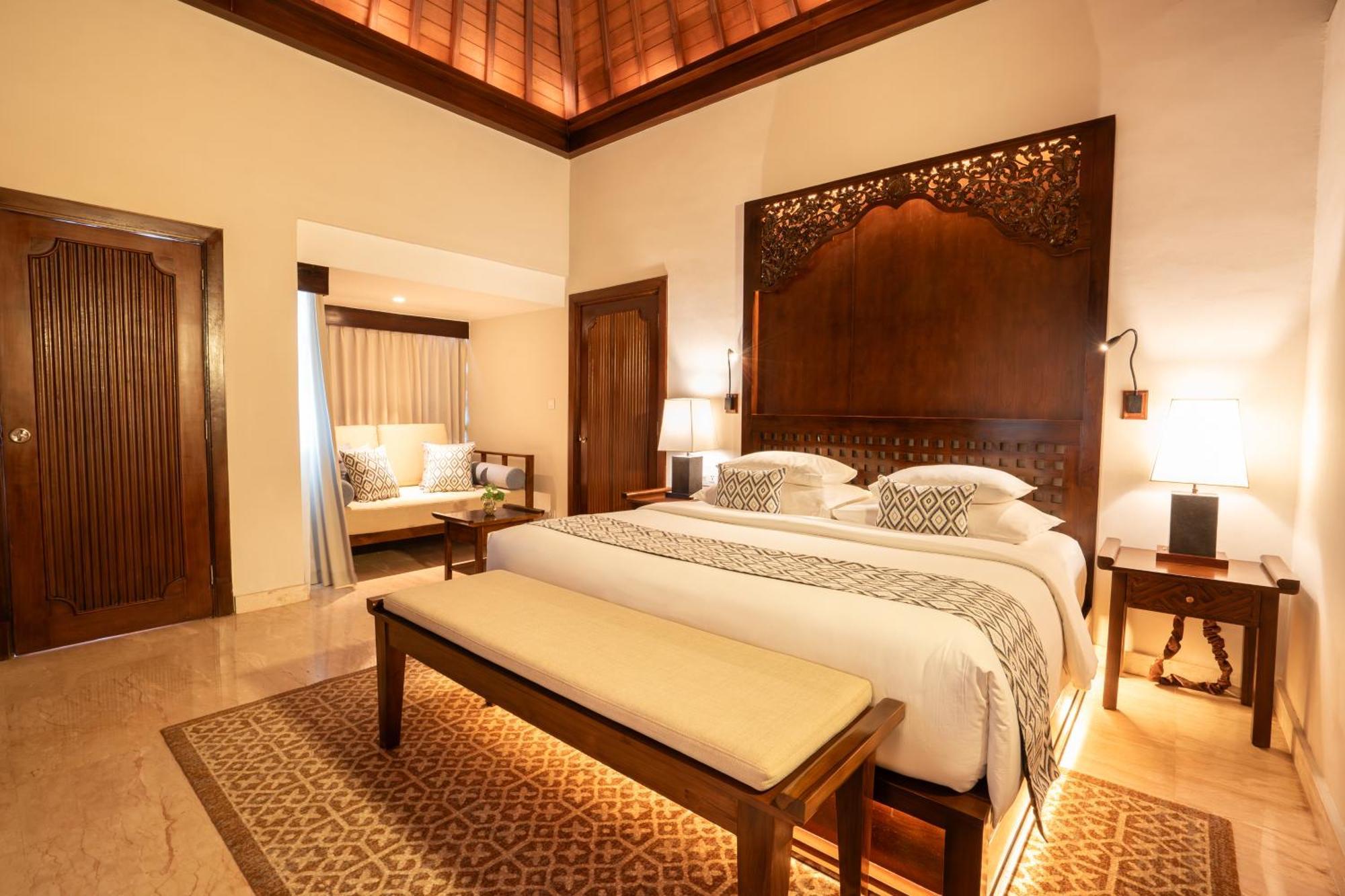 קוטה לומבוק Ramayana Suites And Resort מראה חיצוני תמונה A bedroom at the Ritz-Carlton, Bahrain