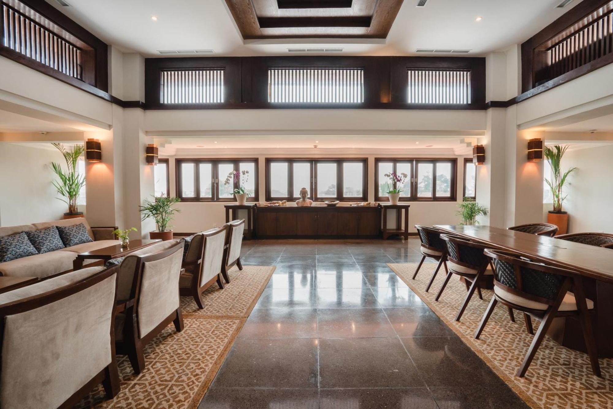 קוטה לומבוק Ramayana Suites And Resort מראה חיצוני תמונה The interior of the hotel