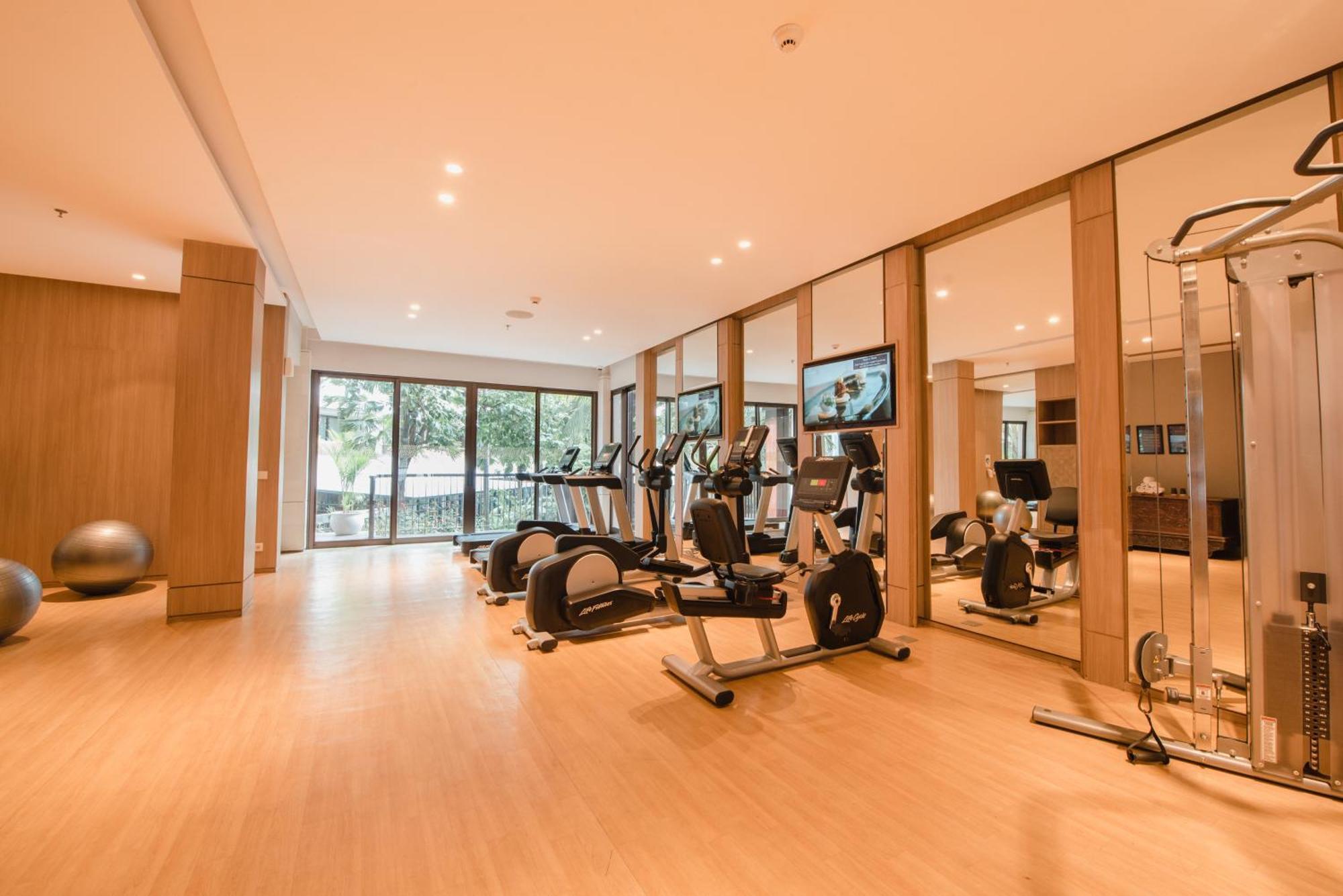 קוטה לומבוק Ramayana Suites And Resort מראה חיצוני תמונה The gym at the hotel